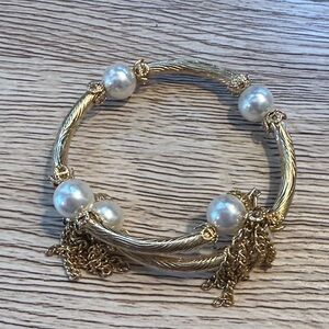 VTG Gold and Pearl Toned Women's Bracelet